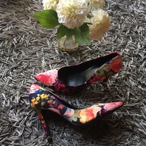 Brand new Guess floral heels